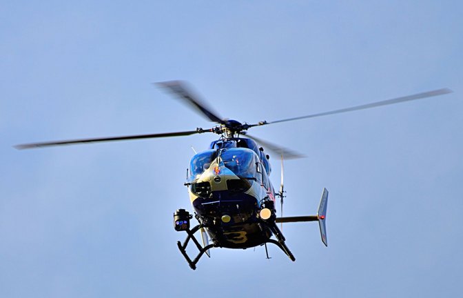 Die Polizei suchte unter anderem mit einem Hubschrauber nach dem Mann. (Symbolbild)<span class='image-autor'>Foto: IMAGO/Daniel Kubirski/IMAGO/Daniel Kubirski</span>