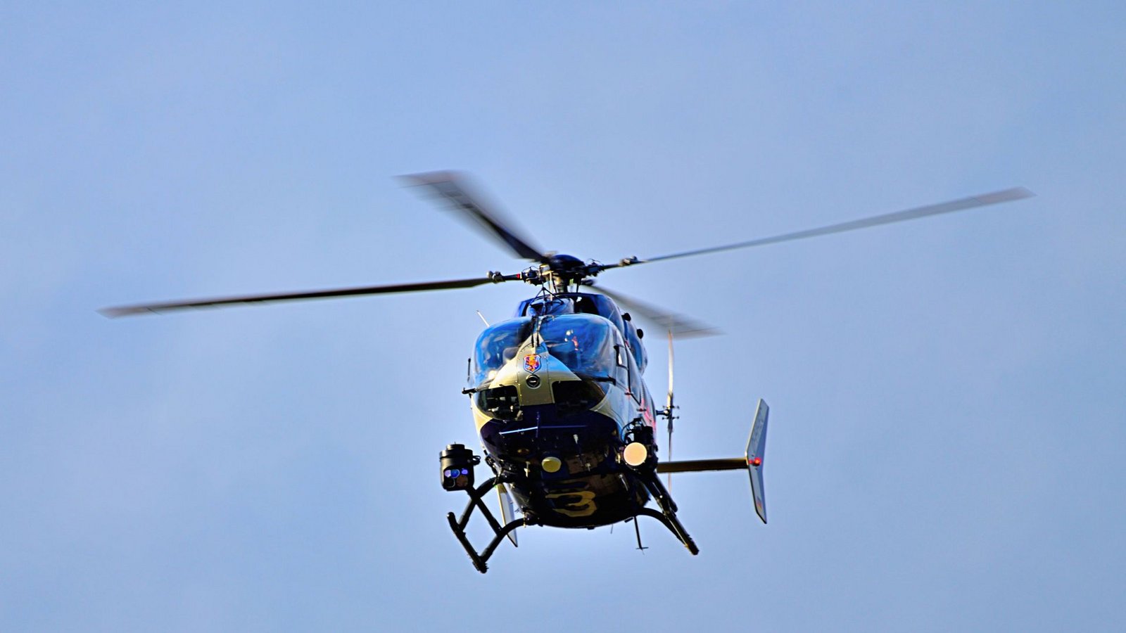 Die Polizei suchte unter anderem mit einem Hubschrauber nach dem Mann. (Symbolbild)Foto: IMAGO/Daniel Kubirski/IMAGO/Daniel Kubirski