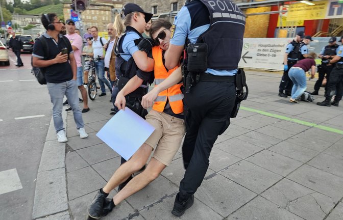 Ein Klimaaktivist wird in Stuttgart von der Straße getragen.<span class='image-autor'>Foto: Andreas  Fotoagentur-Stuttgart/Andreas Rosar</span>