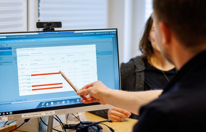 Ärzte können nun die elektronische Patientenakte mit Daten befüllen.<span class='image-autor'>Foto: Daniel Karmann/dpa</span>