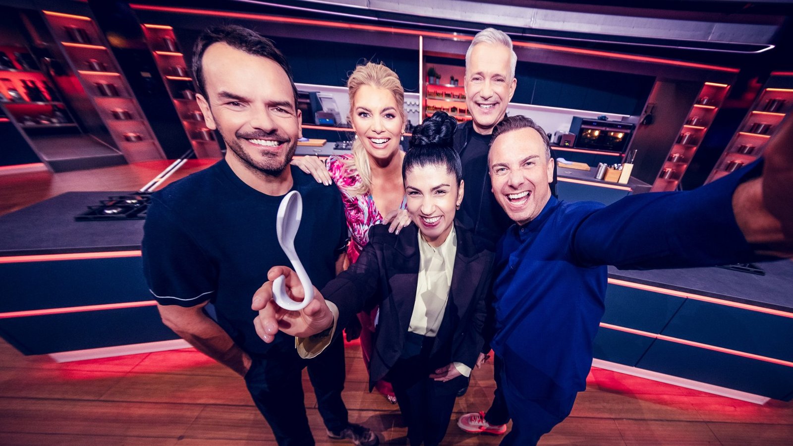 Steffen Henssler, Moderatorin Angelina Kirsch, Elif Oskan, Alexander Herrmann und Tim Raue (von links) zum Start der neuen "The Taste"-Staffel.Foto: Joyn /Benedikt Müller Steffen Henssler, Moderatorin Angelina Kirsch, Elif Oskan, Alexander Herrmann und Tim Raue (von links) zum Start der neuen "The Taste"-Staffel.Foto: Joyn /Benedikt Müller