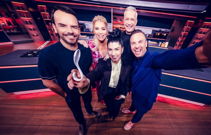 Steffen Henssler, Moderatorin Angelina Kirsch, Elif Oskan, Alexander Herrmann und Tim Raue (von links) zum Start der neuen "The Taste"-Staffel.<span class='image-autor'>Foto: Joyn /Benedikt Müller</span>