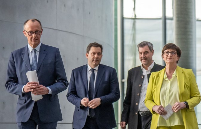 Die vier Parteichefs von CDU, CSU und SPD verkündeten die Einigung am Samstagnachmittag.<span class='image-autor'>Foto: dpa/Michael Kappeler</span>