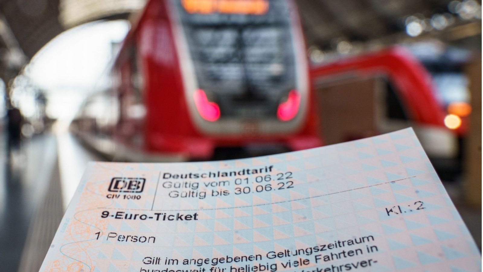 Ein frisch an einem Automaten der Deutschen Bahn erworbenes 9-Euro-Ticket, aufgenommen im Frankfurter Hauptbahnhof. Damit können die Fahrgäste im Juni, Juli und August für jeweils 9 Euro bundesweit im öffentlichen Nah- und Regionalverkehr fahren.Foto: dpa/Frank Rumpenhorst Ein frisch an einem Automaten der Deutschen Bahn erworbenes 9-Euro-Ticket, aufgenommen im Frankfurter Hauptbahnhof. Damit können die Fahrgäste im Juni, Juli und August für jeweils 9 Euro bundesweit im öffentlichen Nah- und Regionalverkehr fahren.Foto: dpa/Frank Rumpenhorst
