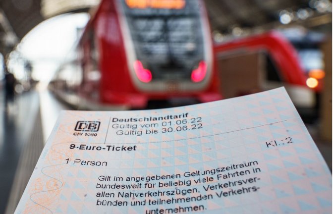 Ein frisch an einem Automaten der Deutschen Bahn erworbenes 9-Euro-Ticket, aufgenommen im Frankfurter Hauptbahnhof.  Damit können die Fahrgäste im Juni, Juli und August für jeweils 9 Euro bundesweit im öffentlichen Nah- und Regionalverkehr fahren.<span class='image-autor'>Foto: dpa/Frank Rumpenhorst</span>
