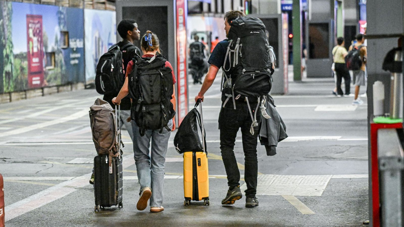 Fahrgäste warten auf einem Bahnsteig am Stuttgarter Hauptbahnhof.Foto: Jason Tschepljakow/dpa/Jason Tschepljakow