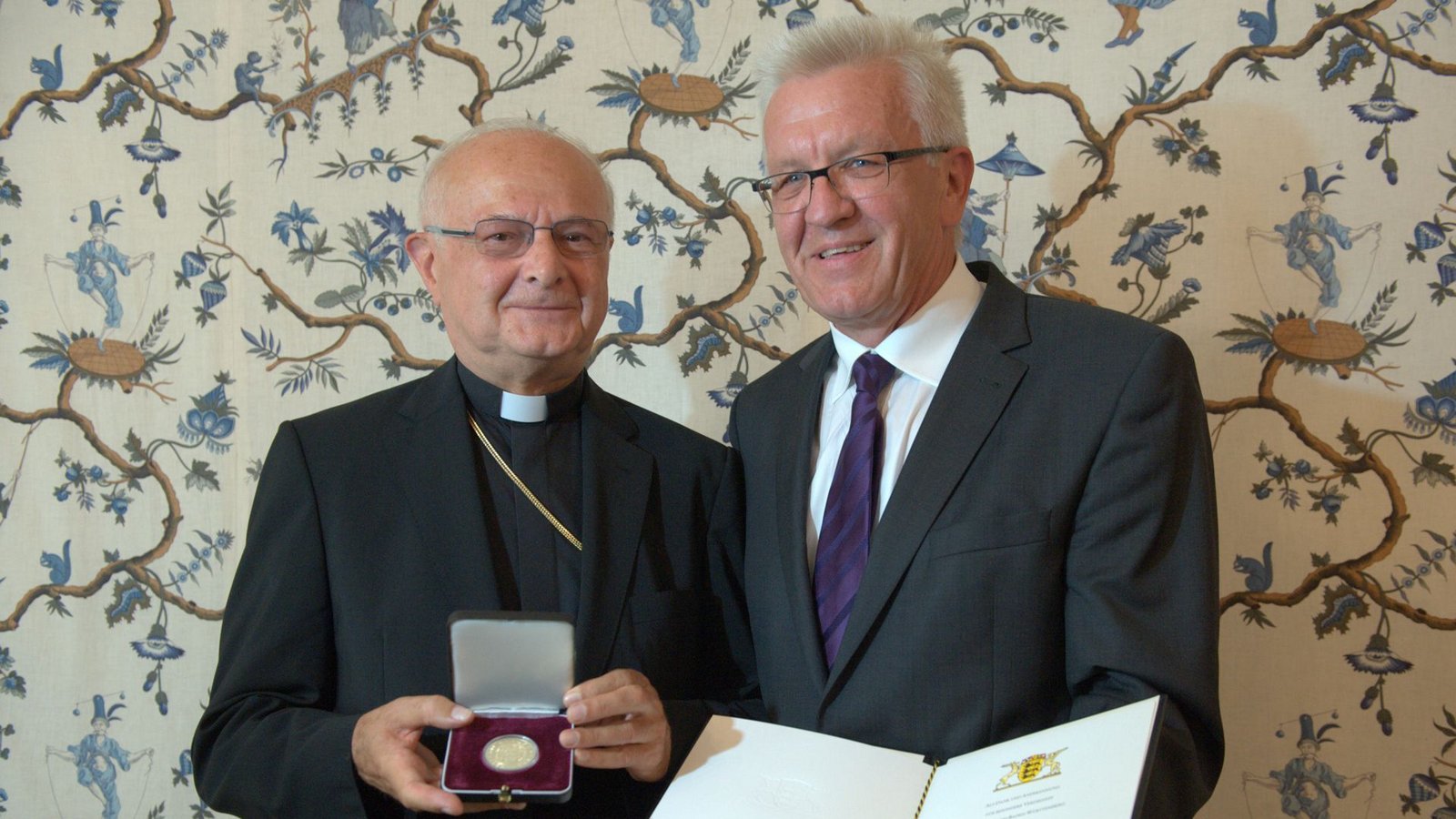 Alt-Erzbischof Robert Zollitsch (links) mit Ministerpräsident Winfried Kretschmann im September 2014 bei der Übergabe der Staufermedaille.Foto: Erzbistum Freiburg/oeppe Alt-Erzbischof Robert Zollitsch (links) mit Ministerpräsident Winfried Kretschmann im September 2014 bei der Übergabe der Staufermedaille.Foto: Erzbistum Freiburg/oeppe