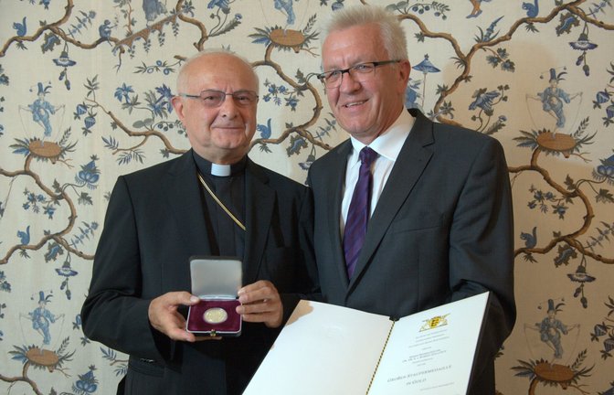 Alt-Erzbischof Robert Zollitsch (links) mit Ministerpräsident Winfried Kretschmann im September 2014 bei der Übergabe der Staufermedaille.<span class='image-autor'>Foto: Erzbistum Freiburg/oeppe</span>