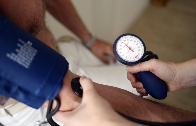 Blutdruck zu hoch? In Baden-Württemberg ist das seltener der Fall als im Bundesschnitt.<span class='image-autor'>Foto: dpa/Maurizio Gambarini</span>