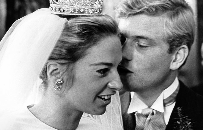 Das frisch vermählte Ehepaar Ferfried Prinz von Hohenzollern und Prinzessin Angela von Hohenzollern bei ihrer Trauung 1968.<span class='image-autor'>Foto: Otto Noecker/dpa</span>