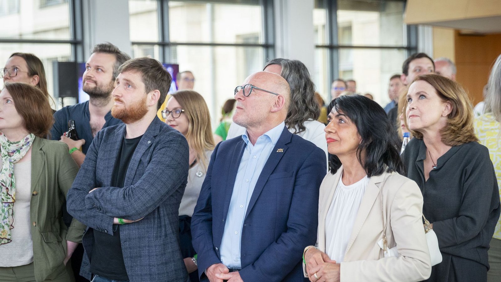 Betroffene Gesichter bei Spitzengrünen im Rathaus. Im Bild vorne rechts Wissenschaftsministerin Petra Olschowski, Landtagspräsidentin Muhterem Aras und Verkehrsminister Winfried Hermann.Foto: Lichtgut/Julian Rettig Betroffene Gesichter bei Spitzengrünen im Rathaus. Im Bild vorne rechts Wissenschaftsministerin Petra Olschowski, Landtagspräsidentin Muhterem Aras und Verkehrsminister Winfried Hermann.Foto: Lichtgut/Julian Rettig