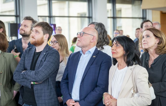 Betroffene Gesichter bei Spitzengrünen im Rathaus. Im Bild vorne rechts Wissenschaftsministerin Petra Olschowski, Landtagspräsidentin Muhterem Aras  und Verkehrsminister Winfried Hermann.<span class='image-autor'>Foto: Lichtgut/Julian Rettig</span>