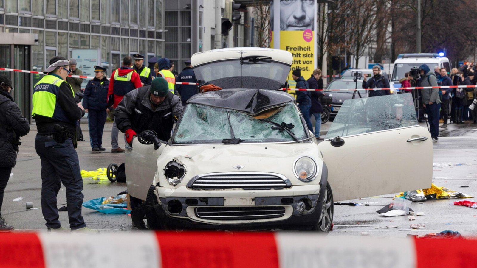 Mit einem Auto ist am Donnerstag ein Mann in eine Verdi-Demonstration in München gefahren.Foto: epd/Theo Klein Mit einem Auto ist am Donnerstag ein Mann in eine Verdi-Demonstration in München gefahren.Foto: epd/Theo Klein
