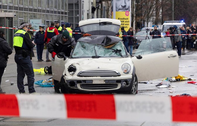Mit einem Auto ist am Donnerstag ein Mann in eine Verdi-Demonstration in München gefahren.<span class='image-autor'>Foto: epd/Theo Klein</span>