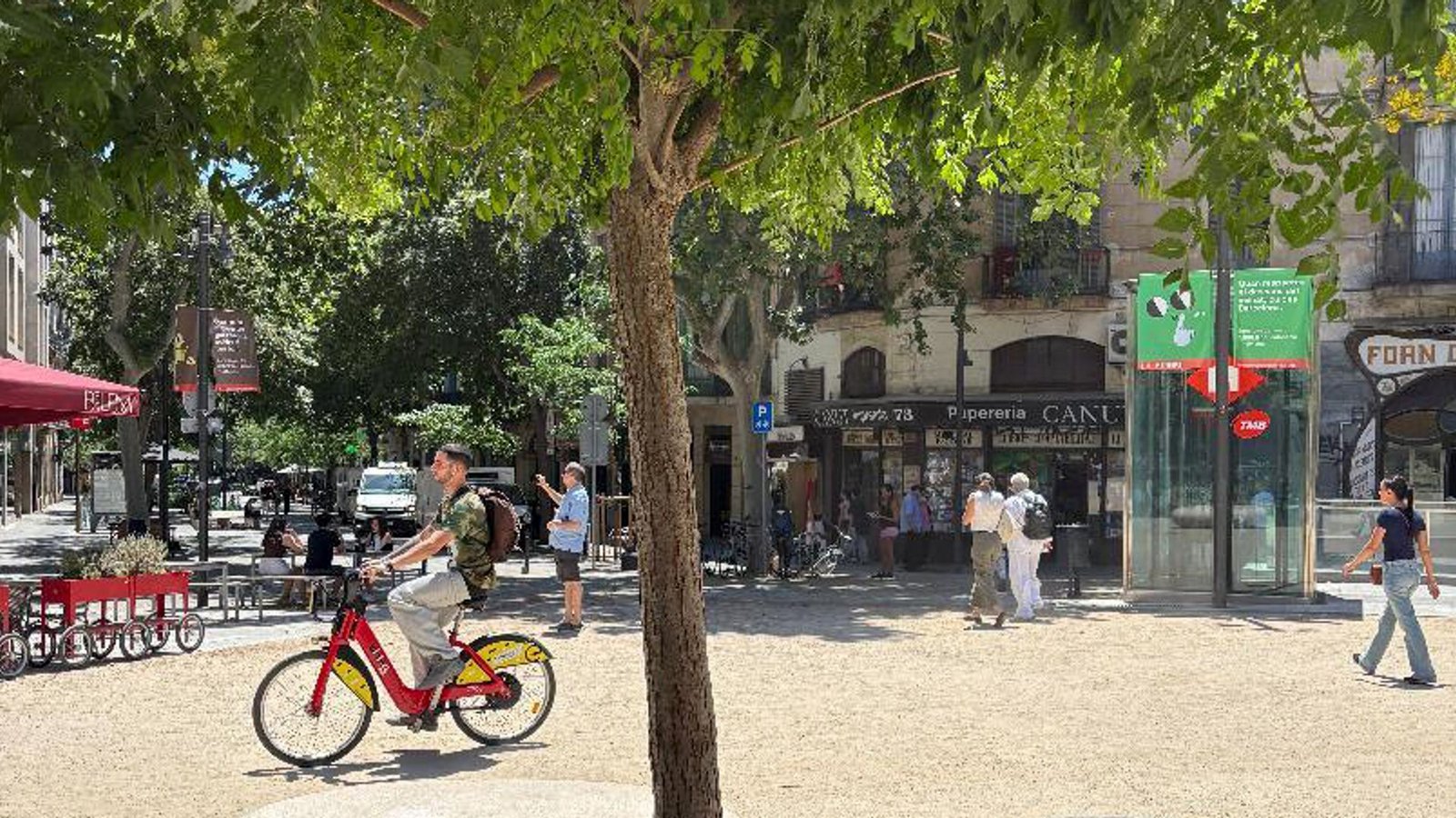 Entspannt radelt ein Mann in einer der verkehrsberuhigten Oasen Barcelonas, den sogenannten Superilles. Autos sind auf angrenzende Straßen verbannt. (Archivbild)Foto: Jan Uwe Ronneburger/dpa Entspannt radelt ein Mann in einer der verkehrsberuhigten Oasen Barcelonas, den sogenannten Superilles. Autos sind auf angrenzende Straßen verbannt. (Archivbild)Foto: Jan Uwe Ronneburger/dpa