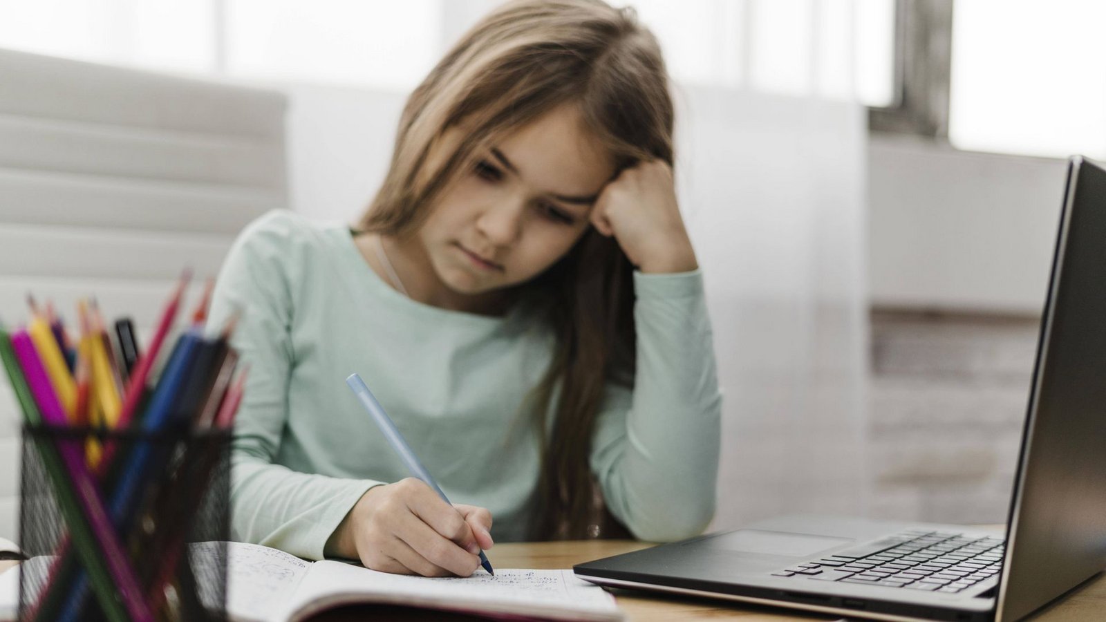 Online-Unterricht war für manche Familien in der Coronapandemie eine Belastungsprobe. (Symbolbild)Foto: IMAGO/imagebroker/IMAGO/imageBROKER/Oleksandr Latkun