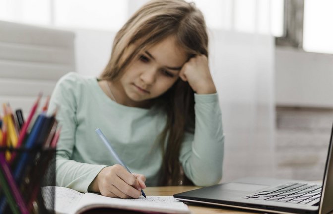Online-Unterricht war für manche Familien in der Coronapandemie eine Belastungsprobe. (Symbolbild)<span class='image-autor'>Foto: IMAGO/imagebroker/IMAGO/imageBROKER/Oleksandr Latkun</span>
