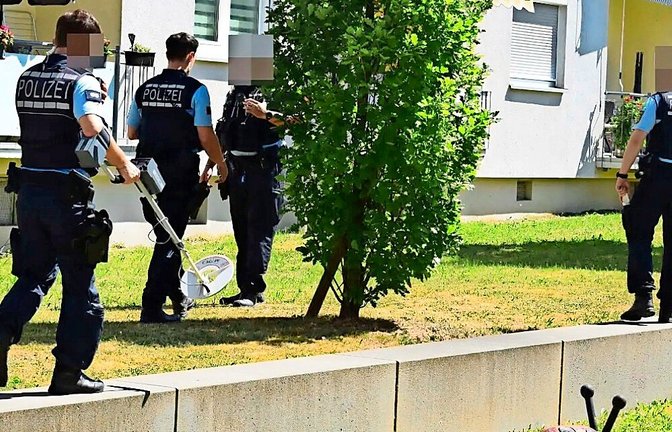 Polizeibeamte suchen am Mittwoch in Giebel nach Spuren – unter anderem mit Metalldetektoren.<span class='image-autor'>Foto: SDMG/Dettenmeyer</span>