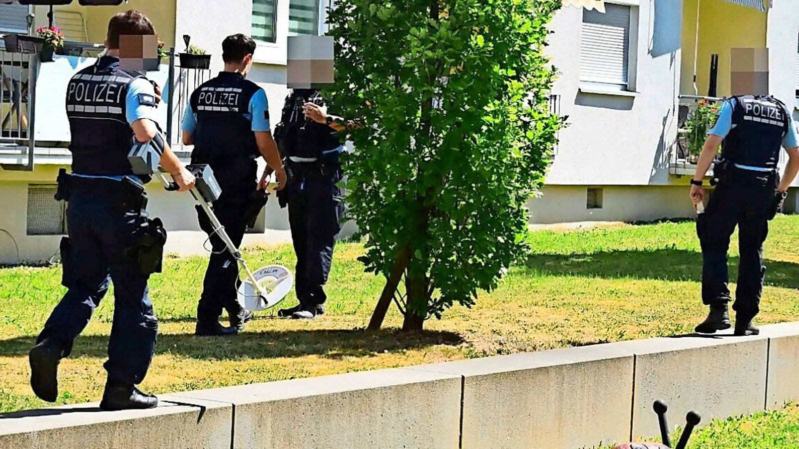 Polizeibeamte suchen am Mittwoch in Giebel nach Spuren – unter anderem mit Metalldetektoren.Foto: SDMG/Dettenmeyer