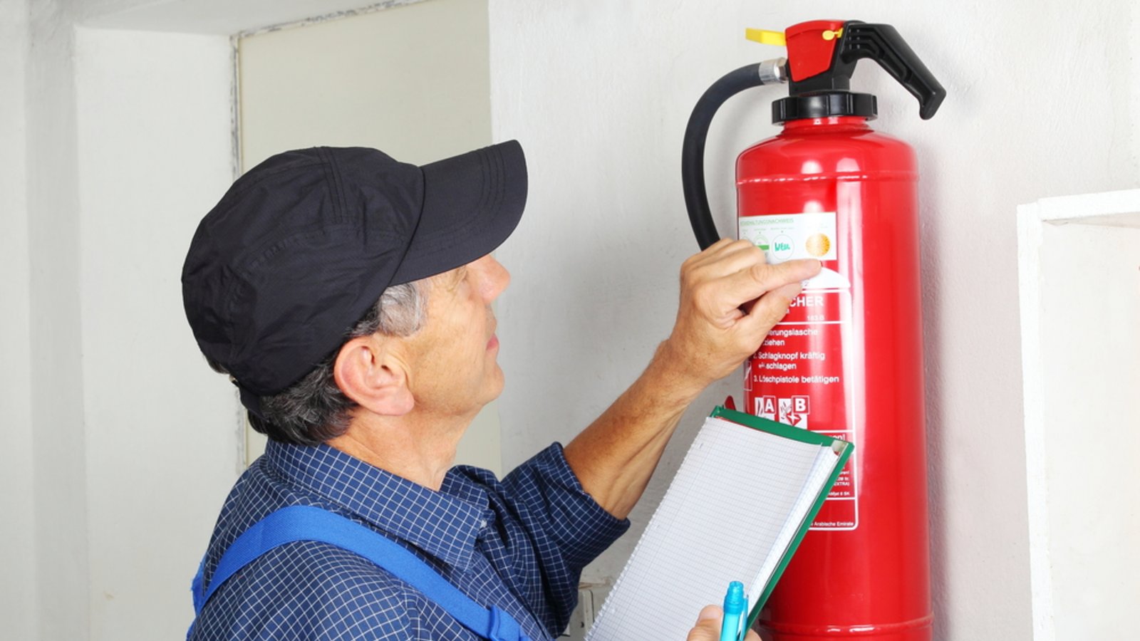 Feuerlöscher gehören nicht in den Hausmüll.Foto: riopatuca / shutterstock.com Feuerlöscher gehören nicht in den Hausmüll.Foto: riopatuca / shutterstock.com