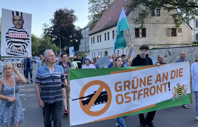 Eine Montagsdemo in der sächsischen Stadt Freiberg zwischen Chemnitz und Dresden – unterstützt von der Kleinstpartei „Freie Sachsen“, die der Verfassungsschutz als erwiesen rechtsextremistisch einstuft.<span class='image-autor'>Foto: /Dürr</span>