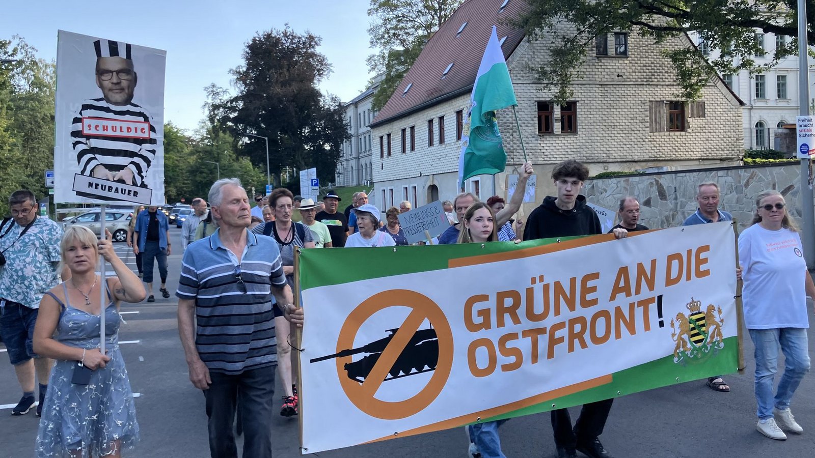 Eine Montagsdemo in der sächsischen Stadt Freiberg zwischen Chemnitz und Dresden – unterstützt von der Kleinstpartei „Freie Sachsen“, die der Verfassungsschutz als erwiesen rechtsextremistisch einstuft.Foto: /Dürr