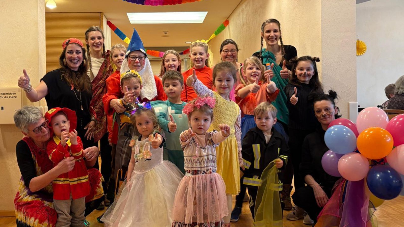 Unterhalten die Heimbewohner mit guter Stimmung: die Karnevalisten aus Sersheim. Foto: p Unterhalten die Heimbewohner mit guter Stimmung: die Karnevalisten aus Sersheim. Foto: p