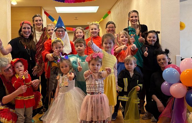 Unterhalten die Heimbewohner mit guter Stimmung: die Karnevalisten aus Sersheim.  <span class='image-autor'>Foto: p</span>