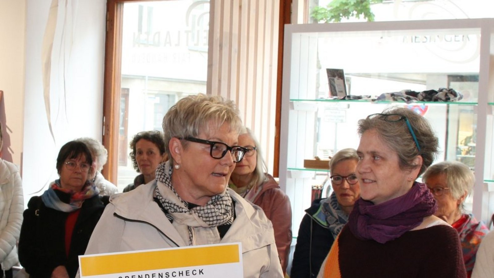Gaby Wrobel überreicht den Spendenscheck an Viola Sternberger. Links Oberbürgermeister Uwe Skrzypek.