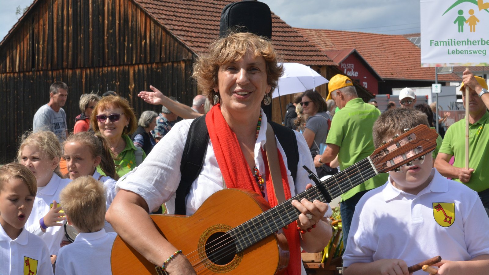 „Musik ist mein Leben.“ Beim großen Festumzug war die langjährige Schulleiterin Bernadette Schäfer noch einmal mit „ihren“ Schulkindern mit dabei. Foto: Stahlfeld „Musik ist mein Leben.“ Beim großen Festumzug war die langjährige Schulleiterin Bernadette Schäfer noch einmal mit „ihren“ Schulkindern mit dabei. Foto: Stahlfeld