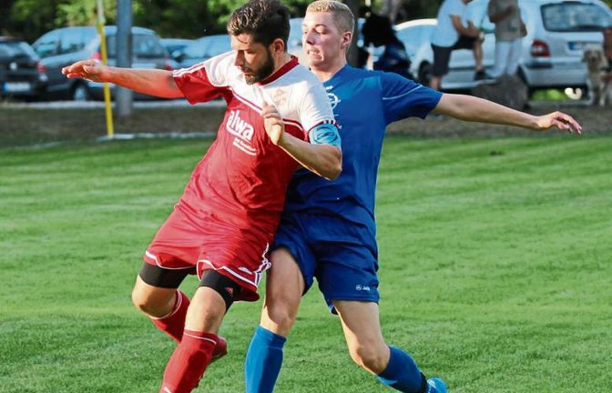 Andreas Zorn (links, im Zweikampf mit Häfnerhaslachs Marco Hirsch) tritt am Sonntag mit dem SC Hohenhasalch beim FC Gündelbach an. Erstmals ist das SCH-Team komplett. Foto: Nachreiner