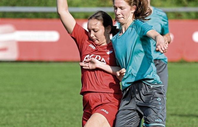Lana Pietsch (links) hat mit der Horrheimer Reserve gegen Verena Lillich und die SGM Sternenfels/Häfnerhaslach gewonnen. Allerdings dauerte es lange, bis Tore fielen.  Foto: Leitner