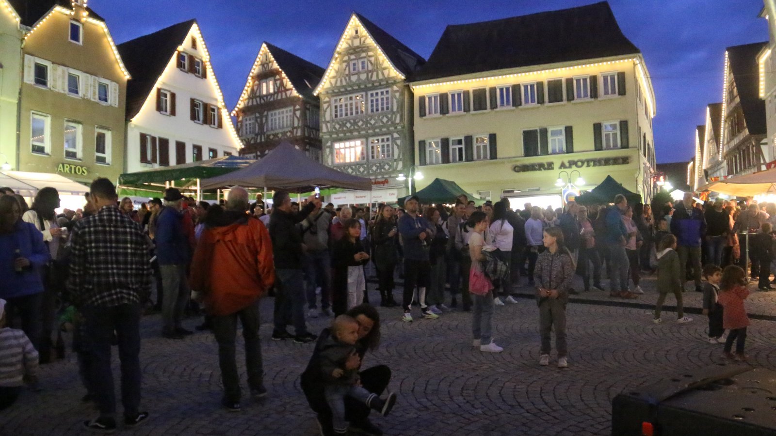 Der Marktplatz zeigte sich Samstagabend mit Festbeleuchtung und zahlreichen Festbesuchern. Fotos: Rücker