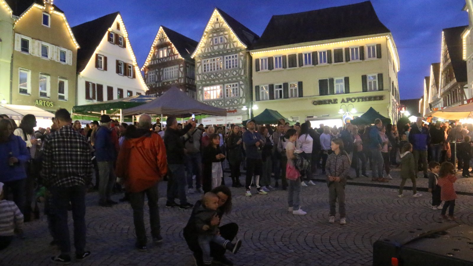 Der Marktplatz zeigte sich Samstagabend mit Festbeleuchtung und zahlreichen Festbesuchern. Fotos: Rücker Der Marktplatz zeigte sich Samstagabend mit Festbeleuchtung und zahlreichen Festbesuchern. Fotos: Rücker