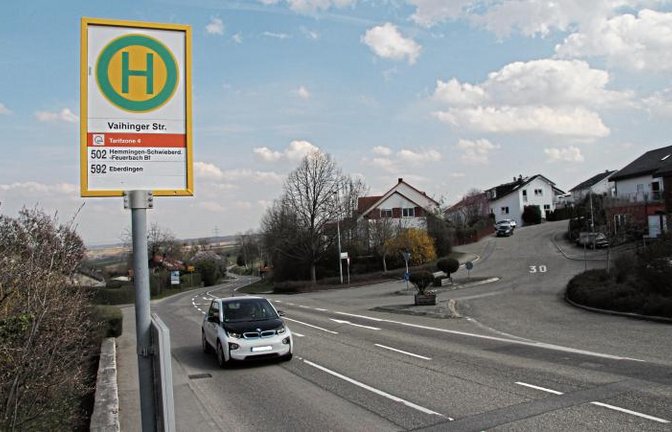 Der Einmündungsbereich Schönblickstraße gilt als überdimensioniert und soll daher im Zuge des barrierefreien Umbaus der Bushaltestellen ebenfalls umgestaltet werden.  Foto: Banholzer
