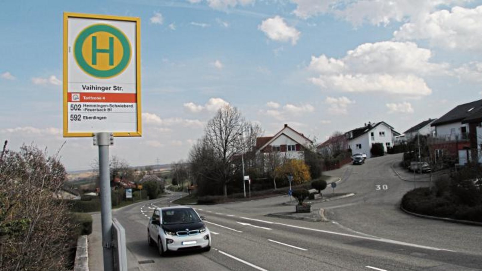 Der Einmündungsbereich Schönblickstraße gilt als überdimensioniert und soll daher im Zuge des barrierefreien Umbaus der Bushaltestellen ebenfalls umgestaltet werden. Foto: Banholzer Der Einmündungsbereich Schönblickstraße gilt als überdimensioniert und soll daher im Zuge des barrierefreien Umbaus der Bushaltestellen ebenfalls umgestaltet werden. Foto: Banholzer