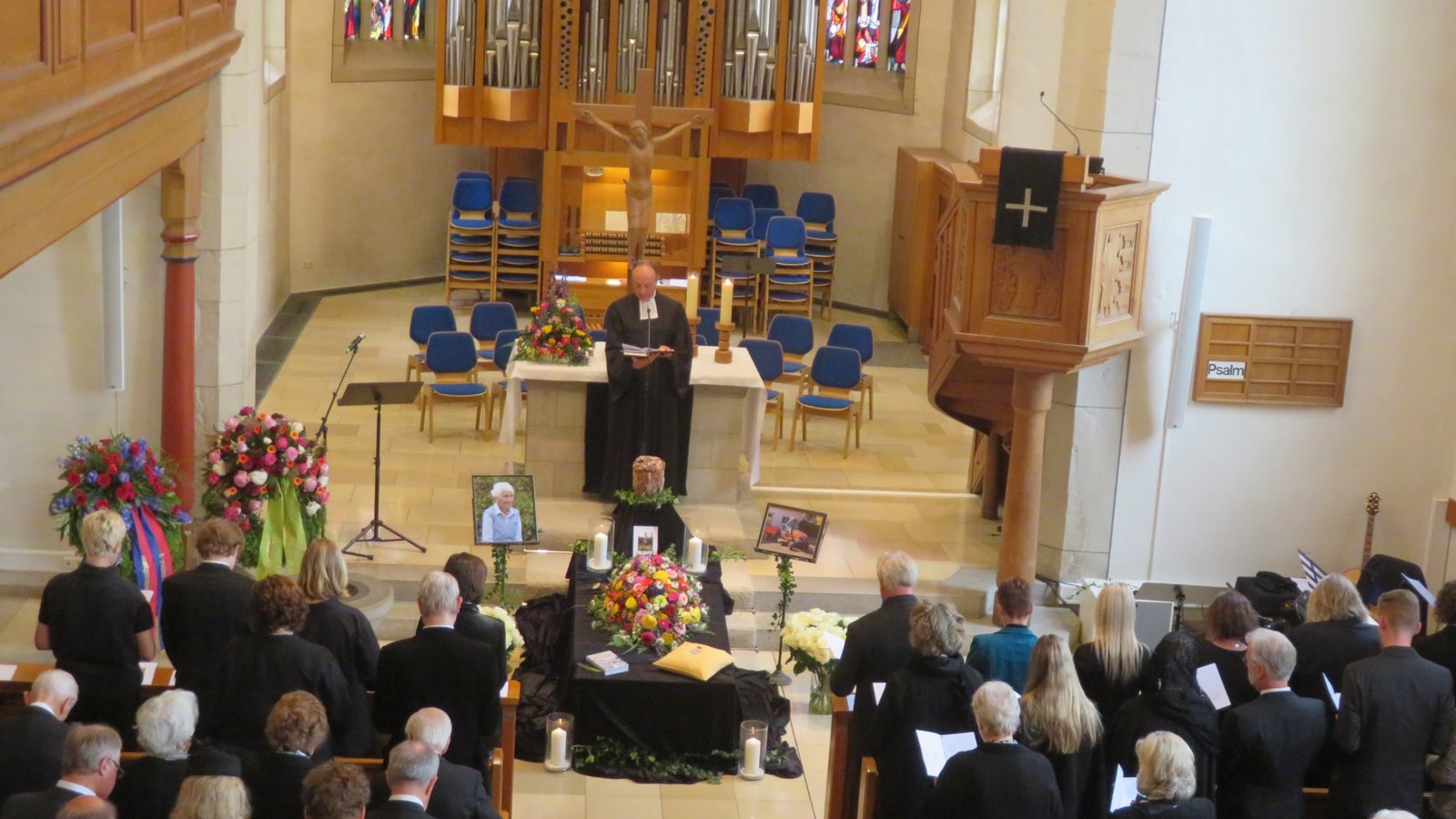 Bei einem Trauergottesdienst in der Enzweihinger Martinskirche nehmen die Menschen Abschied von Wendelgard von Staden. Foto: Arning Bei einem Trauergottesdienst in der Enzweihinger Martinskirche nehmen die Menschen Abschied von Wendelgard von Staden. Foto: Arning