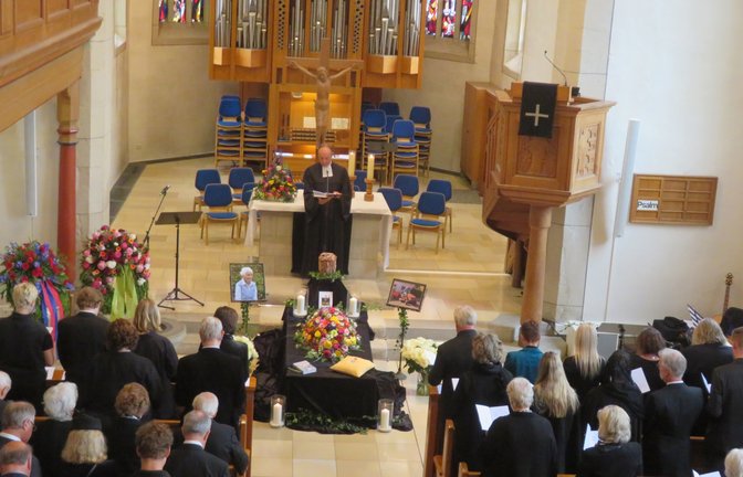 Bei einem Trauergottesdienst in der Enzweihinger Martinskirche nehmen die Menschen Abschied von Wendelgard von Staden.  <span class='image-autor'>Foto: Arning</span>