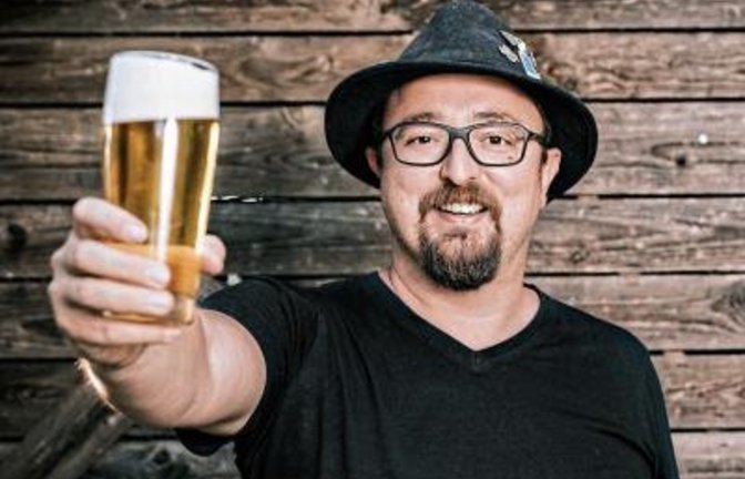 Helmut A. Binser kommt zum Spatzabrettle nach Schützingen.  Foto: p