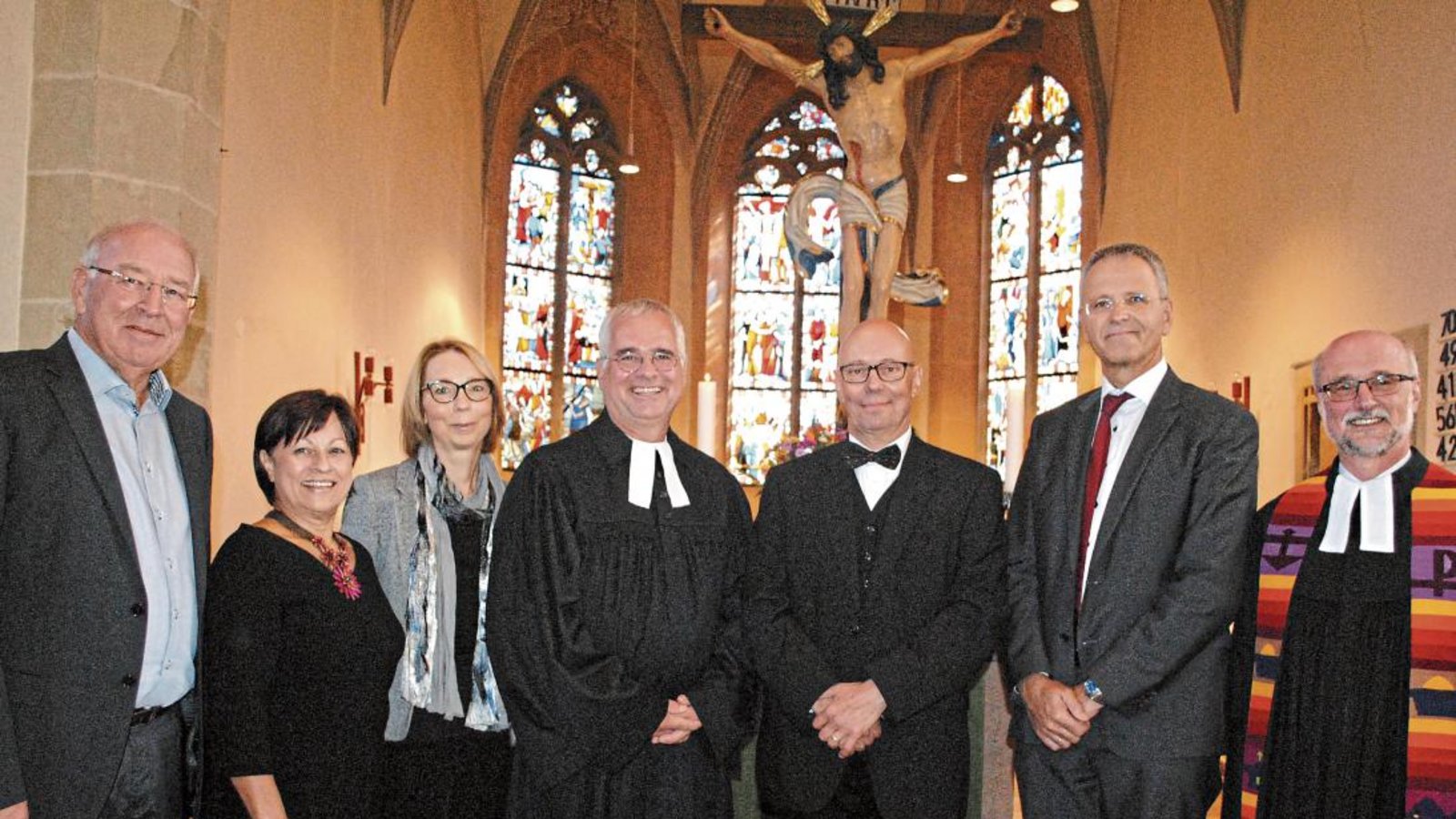 Würdiger und herzlicher Abschied: Thomas Knodel (Dritter von rechts) mit Werner Hupbauer (von links), Judit Knöller vom Bildungswerk, Schuldekanin Gabriele Karle, Dekan Jürgen Huber, Geschäftsführer Dr. Wolfgang Schnabel und Pfarrer Wolfgang Schlecht.  Fotos: Stahlfeld