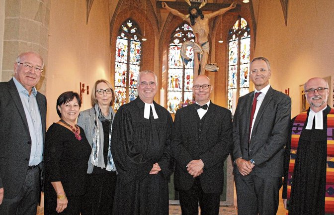Würdiger und herzlicher Abschied: Thomas Knodel (Dritter von rechts) mit Werner Hupbauer (von links), Judit Knöller vom Bildungswerk, Schuldekanin Gabriele Karle, Dekan Jürgen Huber, Geschäftsführer Dr. Wolfgang Schnabel und Pfarrer Wolfgang Schlecht.  Fotos: Stahlfeld