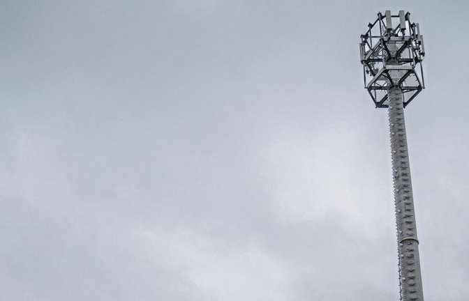Für den Funkmast im Hohen Rain in Eberdingen lieferte bisher ein Dieselaggregat (rot) den Strom.
