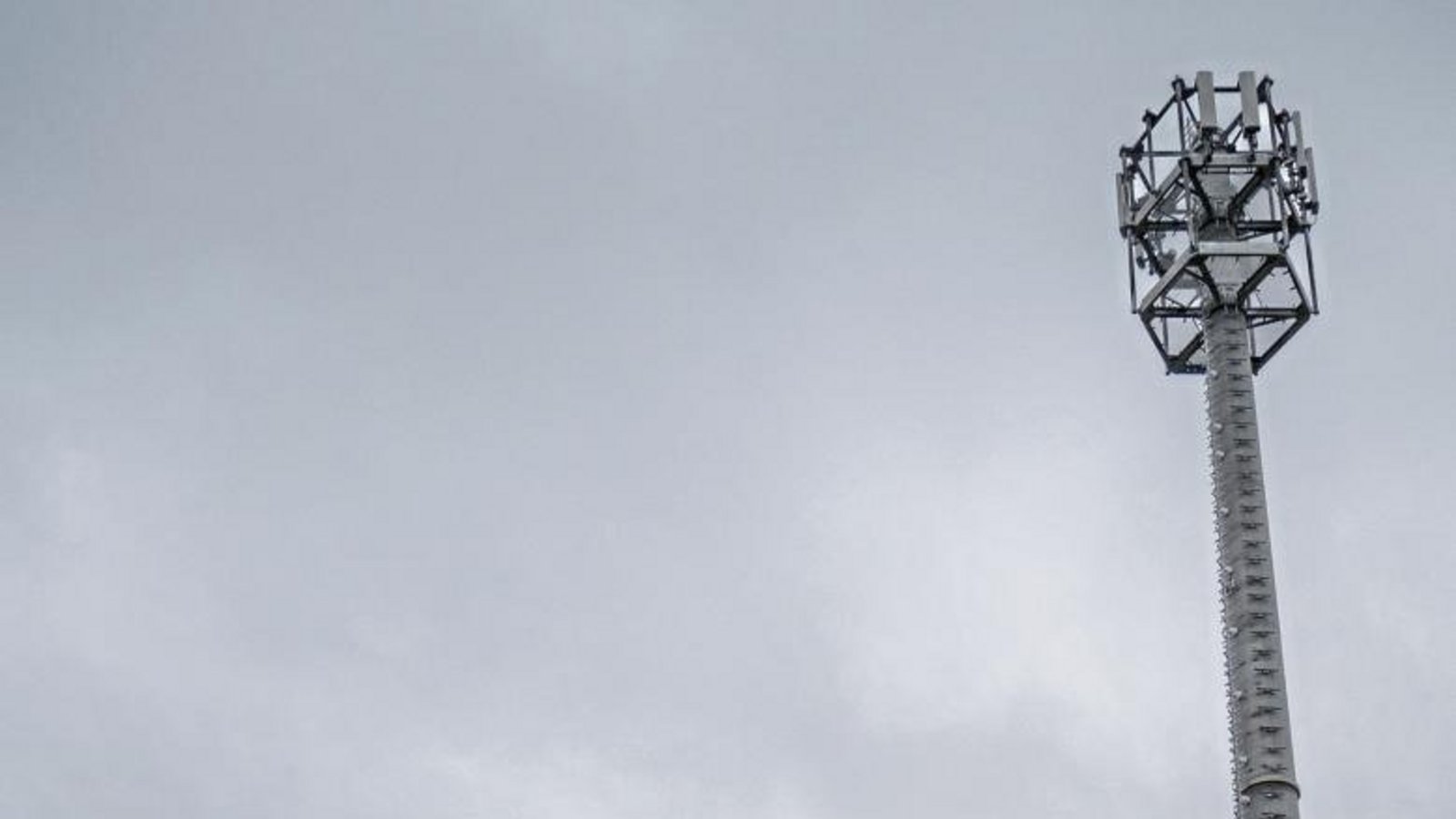 Für den Funkmast im Hohen Rain in Eberdingen lieferte bisher ein Dieselaggregat (rot) den Strom.