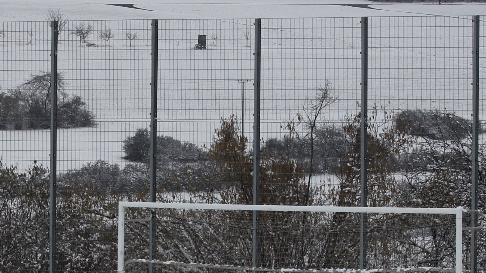 Das Tor ist hochgeklappt und der Kunstrasen des SV Iptingen ist ganz in weiß gehüllt. An ein Fußballspiel ist nicht zu denken. Die Partie zwischen Iptingen und Kleinglattbach wird abgesagt. Fotos: Dittrich Das Tor ist hochgeklappt und der Kunstrasen des SV Iptingen ist ganz in weiß gehüllt. An ein Fußballspiel ist nicht zu denken. Die Partie zwischen Iptingen und Kleinglattbach wird abgesagt. Fotos: Dittrich