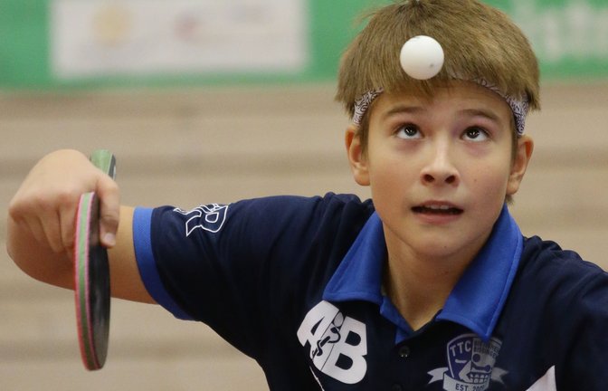 Matej Haspel hat bei der Tischtennis-DM der Schüler fast den Titel-Hattrick geschafft: Nach Gold im Mixed-Doppel mit Kotaru Igataki und im Männer-Doppel mit Noah Hersel musste sich der Hemminger im Einzelfinale Bastian Meyer geschlagen geben. <span class='image-autor'>Foto: Archiv/Baumann</span>