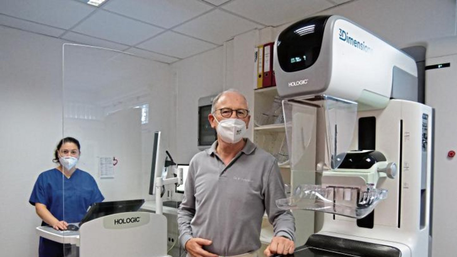 Mehr Komfort und eine geringere Strahlenbelastung bietet die Mammografie heute dank modernster Technik, versichern Emine Atac und Karl Schnabel. Fotos: Friedrich Mehr Komfort und eine geringere Strahlenbelastung bietet die Mammografie heute dank modernster Technik, versichern Emine Atac und Karl Schnabel. Fotos: Friedrich