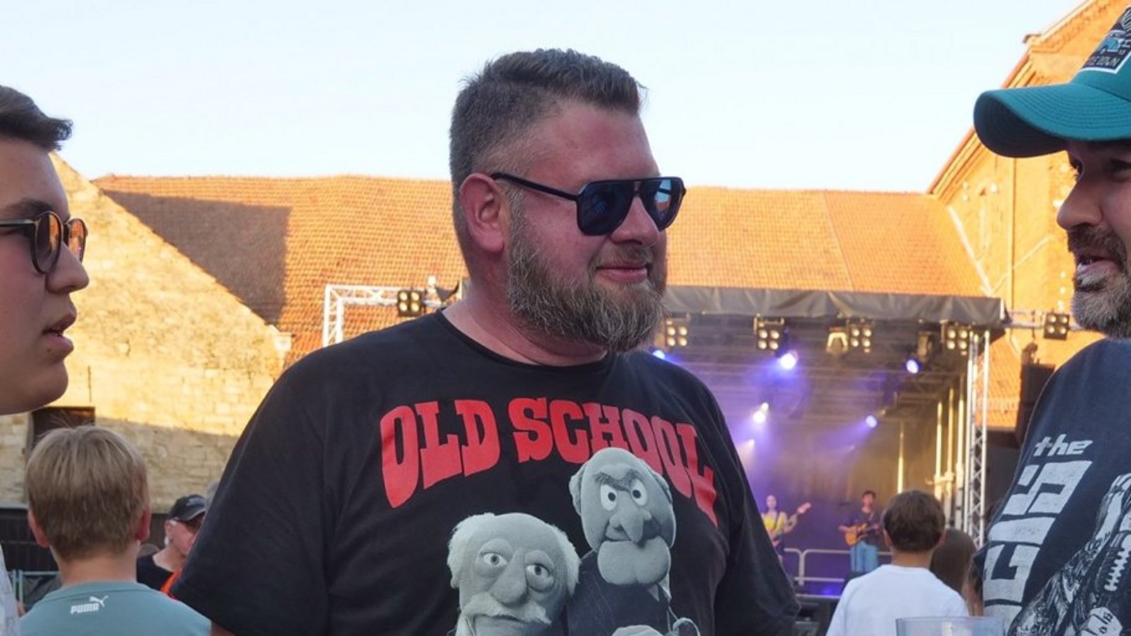 Treffen der Generationen zum 30-jährigen Jubiläum: Lias Walker und Markus Mack unterhalten sich mit Gründungsmitglied Henning Pahl-Pralle (von links), der extra aus Hamburg angereist ist.