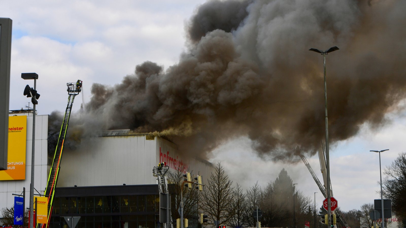 Vor einem Jahr hielt ein Großbrand bei Hofmeister in Bietigheim die Feuerwehren in Atem. Foto: Kalb Vor einem Jahr hielt ein Großbrand bei Hofmeister in Bietigheim die Feuerwehren in Atem. Foto: Kalb