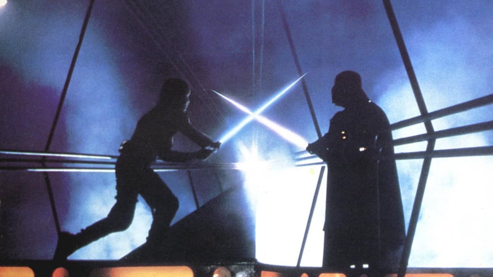 Luke Skywalker (Mark Hamill, li.) kämpft mit dem Lichtschwert gegen Darth Vader (James Earl Jones) in dem Film "Star Wars: Episode V - The Empire strikes back" aus dem Jahr 1980.Imago/Lucasfilm/ Ronald Grant Archive / Mary Evans
