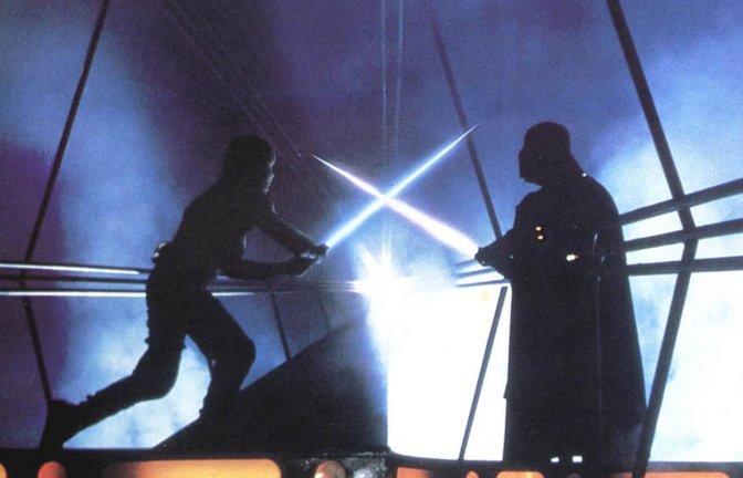 Luke Skywalker (Mark Hamill, li.) kämpft mit dem Lichtschwert gegen Darth Vader (James Earl Jones) in dem Film "Star Wars: Episode V - The Empire strikes back" aus dem Jahr 1980.<span class='image-autor'>Imago/Lucasfilm/ Ronald Grant Archive / Mary Evans</span>